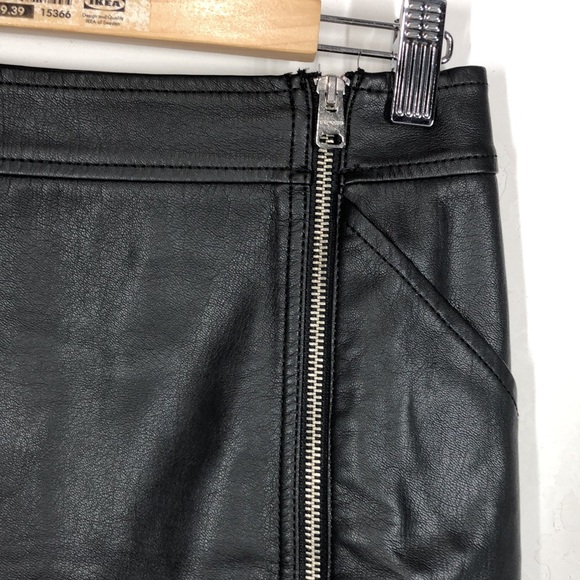 Express black faux leather mini skirt size 6 - Picture 3 of 9